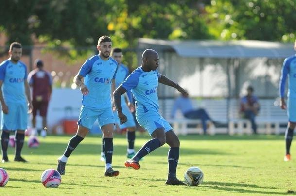 Jogadores do Cruzeiro durante treino desta sexta-feira na Toca da Raposa II