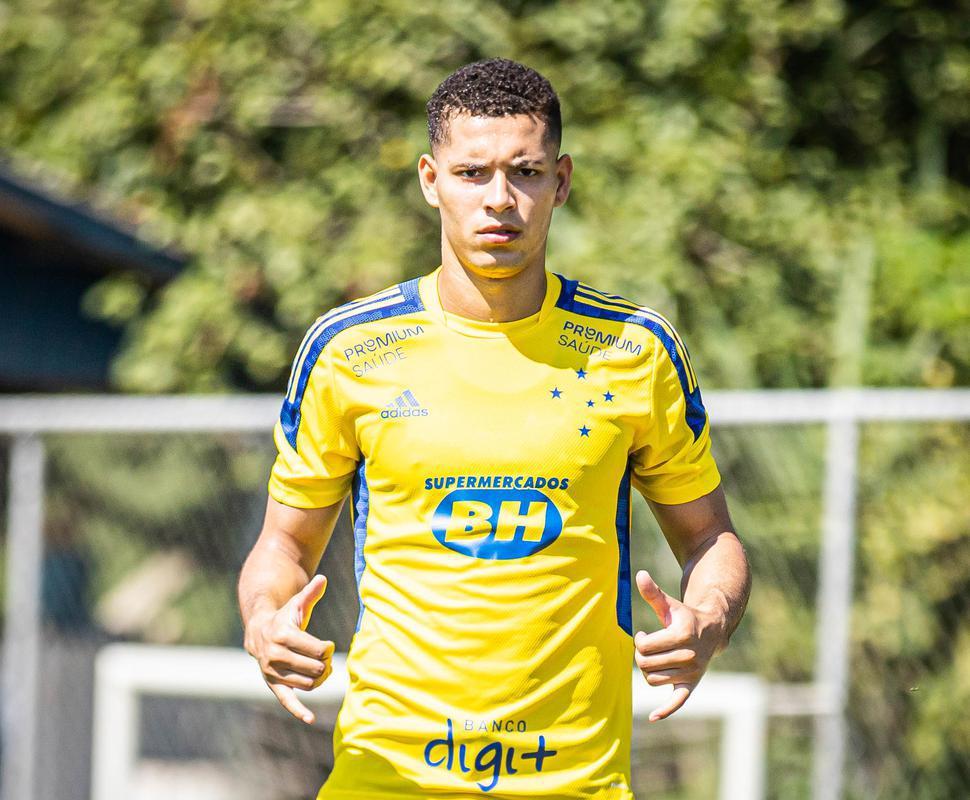 Cruzeiro estreou camisa de treino amarela durante atividade neste domingo (28/03)