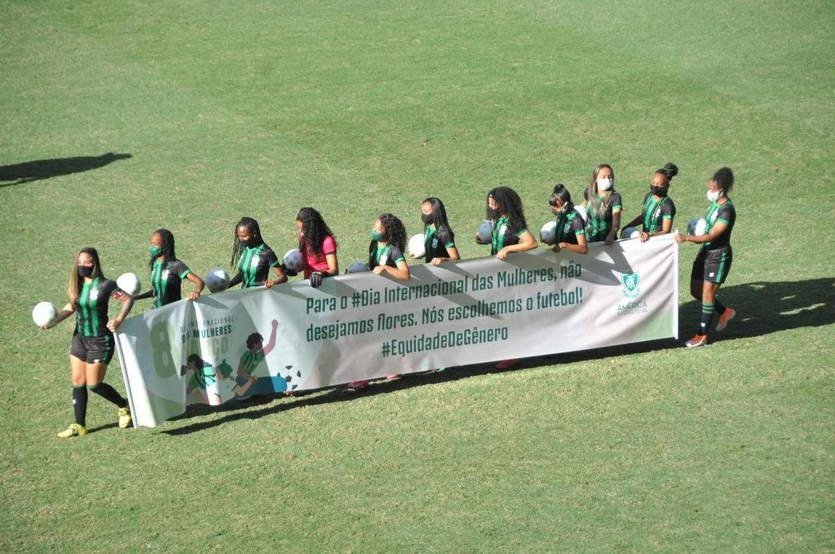 Fotos do jogo entre Amrica e Villa Nova, no Independncia, em BH, pela 9 rodada do Campeonato Mineiro