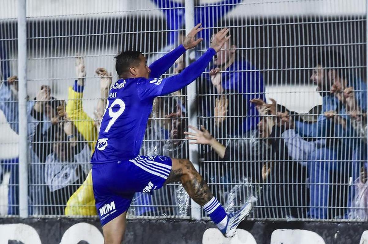 Ponte Preta x Cruzeiro: veja as fotos do jogo no Moiss Lucarelli, em Campinas, pela 32 rodada da Srie B do Campeonato Brasileiro