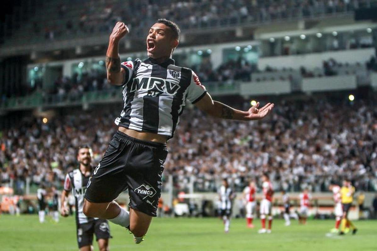 Revelado pelo Atltico em 2013, Carlos permaneceu no clube at 2018, quando foi para o Rio Ave, de Portugal