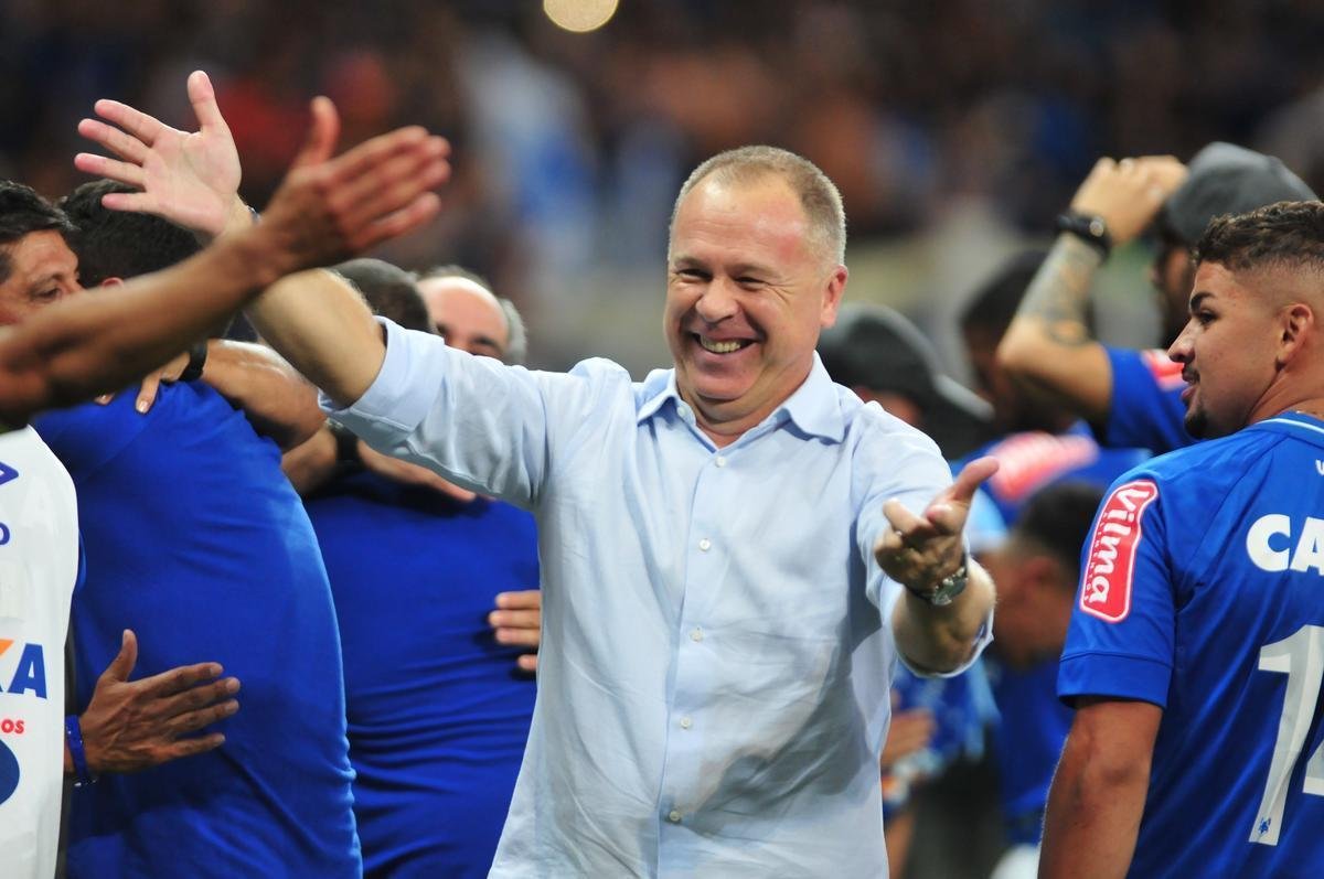 Depois da vitria por 5 a 3 nos pnaltis, que teve Fbio como heri, jogadores e comisso tcnica comemoraram muito no gramado do Mineiro. Capito Henrique ergueu a taa do penta no Gigante