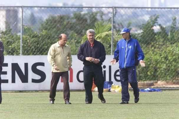 O assessor de imprensa do Cruzeiro, Valdir Barbosa, o diretor de futebol, Eduardo Maluf e o técnico de futebol do Cruzeiro, Emerson Leão, na Toca da Raposa II, em Belo Horizonte.