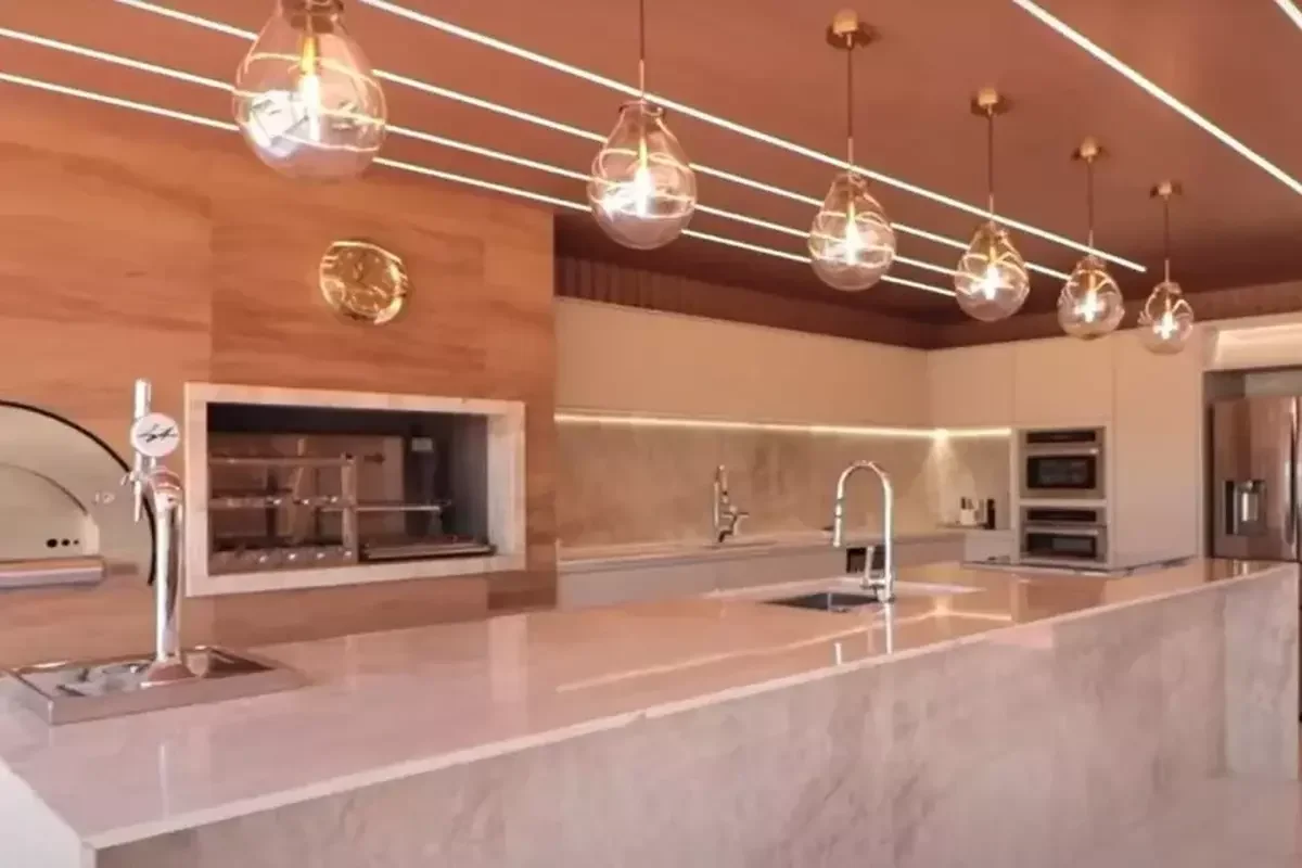 Imagens da manso em So Paulo que est  venda pelo atacante Luiz Adriano, do Internacional