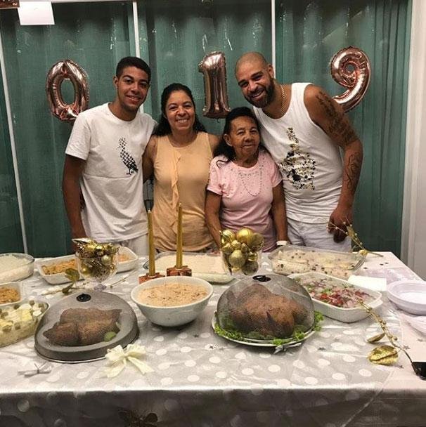 Adriano curtiu aquela ceia tradicional ao lado da famlia