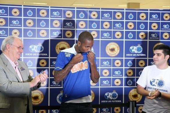 Apresentao do zagueiro Ded ao Cruzeiro. Jogador participou de ao de marketing, foi a supermercado e divulgou programa scio do futebol, que d desconto na compra de produtos
