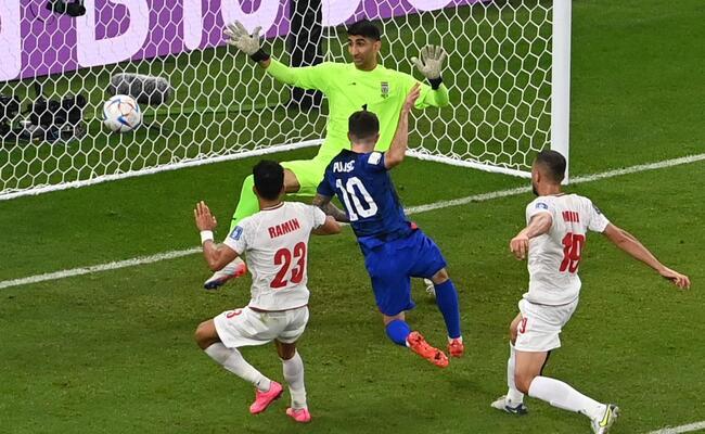 Pulisic marcou o gol da vitria dos Estados Unidos e se machucou na sequncia, ao se chocar com o goleiro Beiranvand