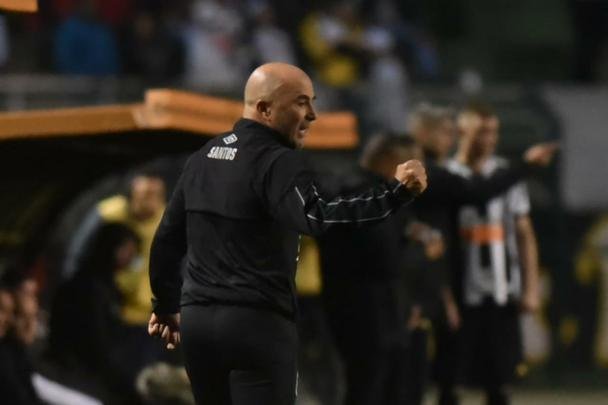 Atlético derrotou Santos por 2 a 1, de virada, com gols de Chará, e avançou às quartas de final da Copa do Brasil