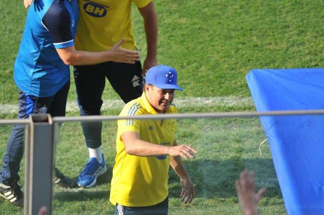 Ex-tcnico do Cruzeiro, Mozart cumprimentou Vanderlei Luxemburgo e todos os jogadores da Raposa antes do duelo com o CSA