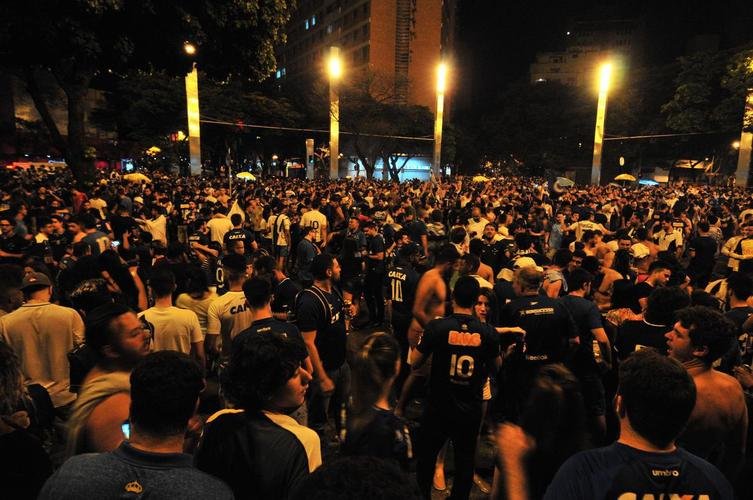 De Confins, jogadores do Cruzeiro hexacampees da Copa do Brasil saram em carro aberto pelas ruas de Belo Horizonte. No Centro da capital, milhares de pessoas aguardavam os jogadores para a festa.