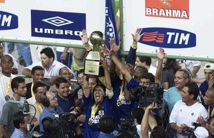 Com a bra�adeira de capit�o, o lateral-esquerdo levanta o trof�u