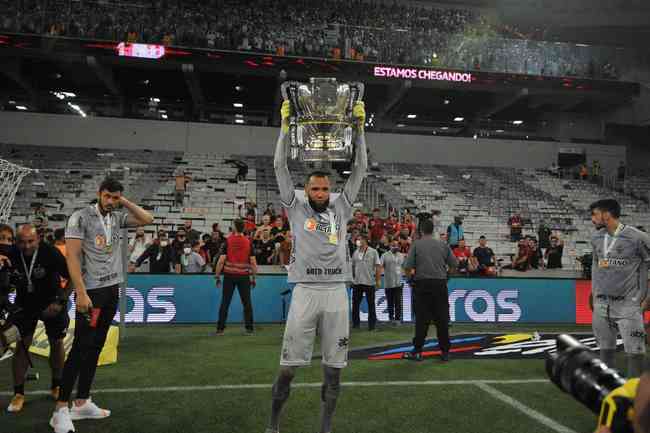 Atlético ergue a taça e festeja bi da Copa do Brasil