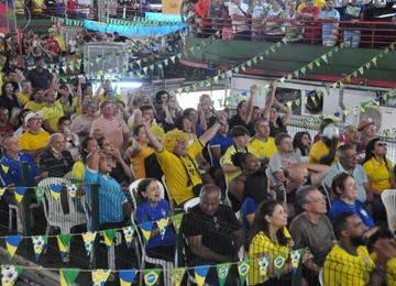 Centenas de torcedores acompanharam o jogo entre Brasil e Suíça, na tarde desta segunda-feira (28), de um dos locais mais tradicionais de Belo Horizonte