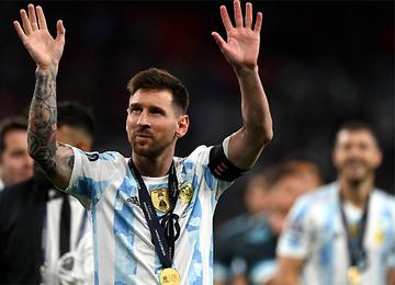 Eleito o melhor do jogo, astro levantou mais um troféu pela Seleção Argentina e exaltou conquista no tradicional palco do futebol em Londres