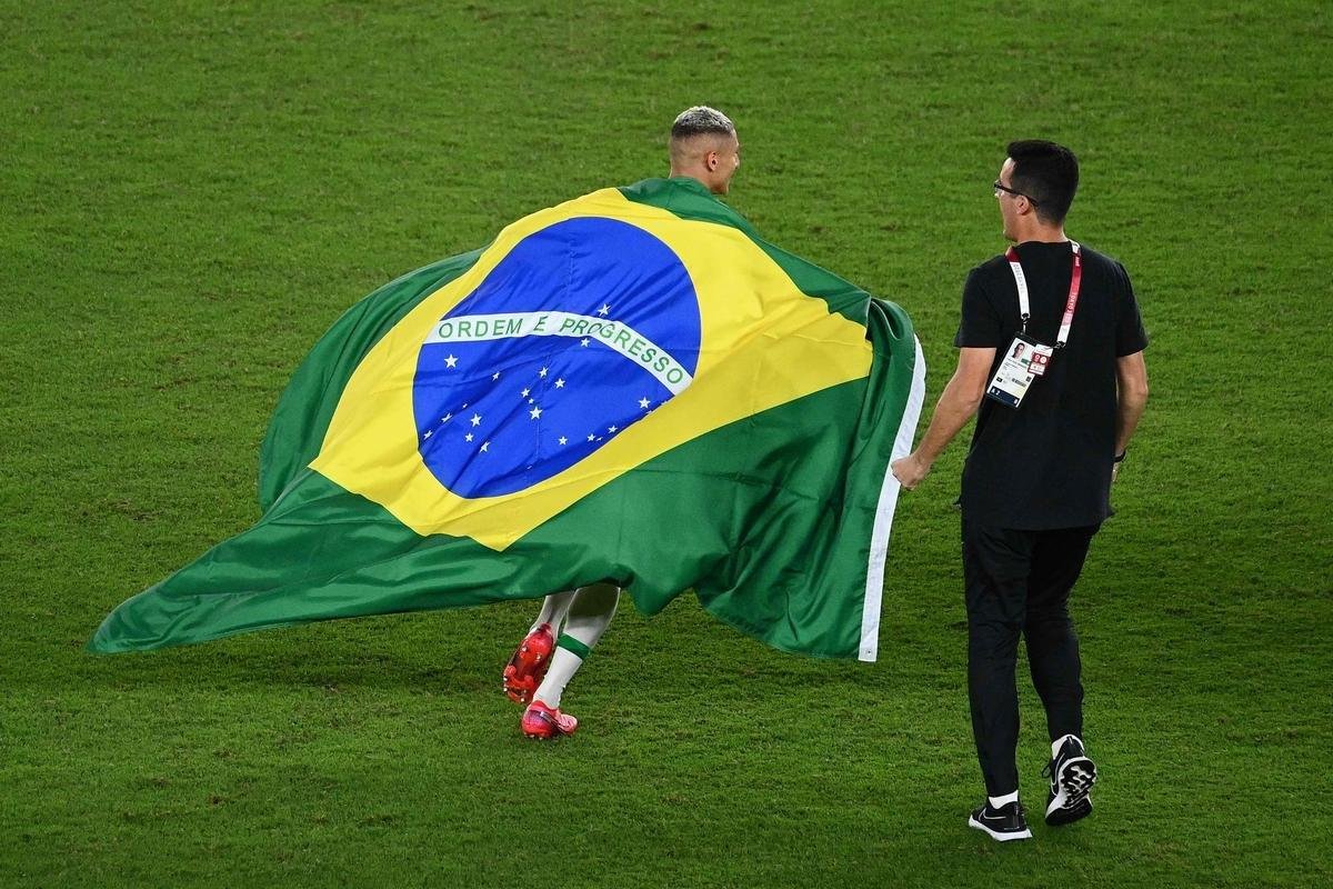 Fotos da festa dos jogadores brasileiros com a conquista da medalha de ouro em Tquio no futebol. Seleo  bicampe olmpica e de forma consecutiva