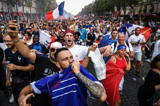 Torcedores franceses tomaram principais pontos tur�sticos e avenidas de Paris para celebrar o bi mundial