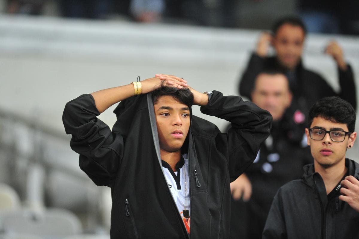 Fotos de tristeza e decepo dos torcedores atleticanos com a eliminao da Copa Sul-Americana para o Coln, no Mineiro. Galo perdeu nos pnaltis por 4 a 3