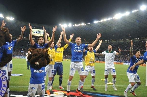 Depois da classificao diante do Palmeiras, jogadores e torcida do Cruzeiro festejaram no Mineiro a passagem  final da Copa do Brasil