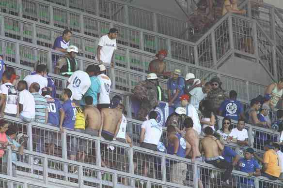 Pouco antes do clssico, alguns torcedores do Cruzeiro brigaram entre si nas cadeiras do Independncia. A PM teve de interferir no tumulto e acabou encontrando resistncia por parte dos mais exaltados.