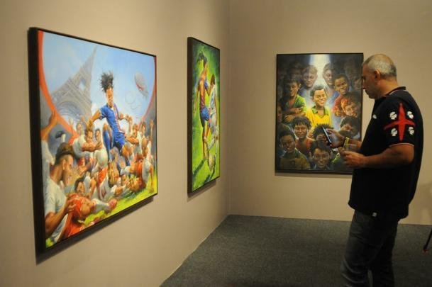 Ronaldinho Gacho lanou nesta tera-feira, no Mineiro, a exposio 'Fragmentos de um gacho', do artista Camaleo; astro ainda entrou para a Calada da Fama do estdio, em Belo Horizonte.