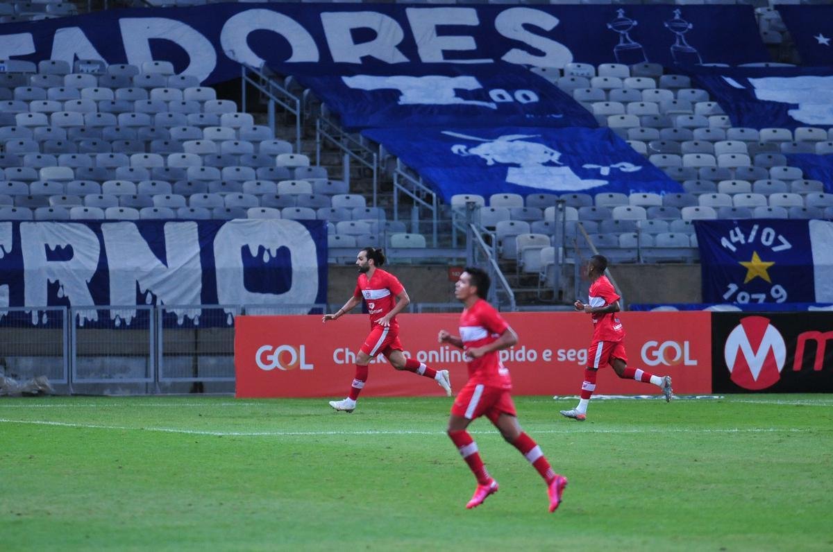 Lo Gamalho empatou para o CRB no fim da partida aps falha do volante Machado