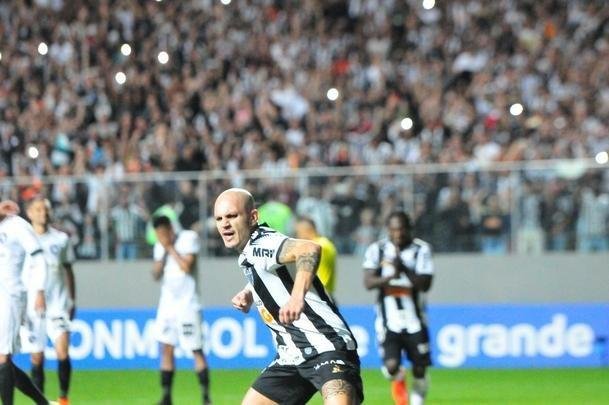 Atltico voltou forte na etapa final e abriu o placar em cobrana de pnalti com Fbio Santos: 1 a 0