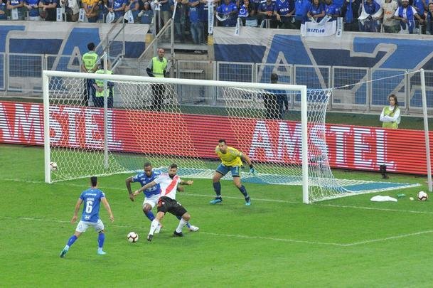 River teve boas chances no primeiro tempo e parou nas defesas de Fbio