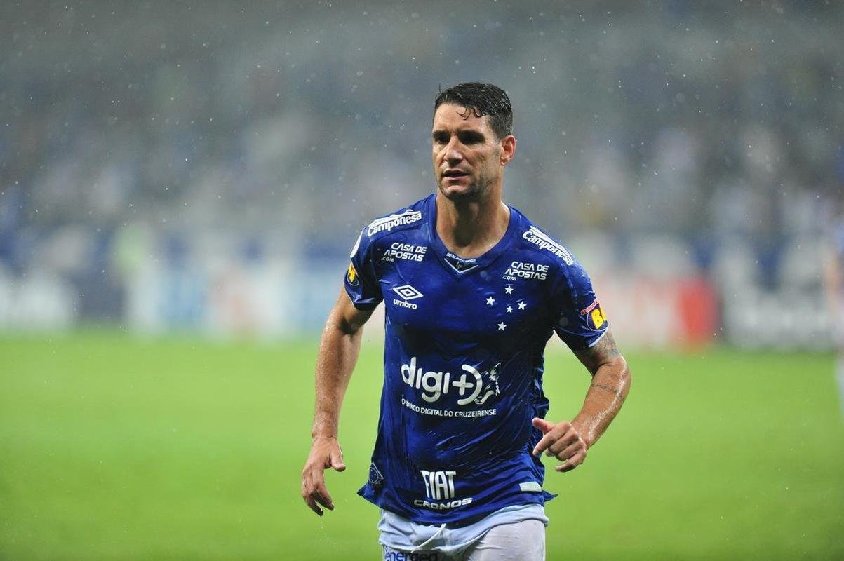 No segundo tempo, Cruzeiro n�o conseguiu a rea��o, levou bola na trave e ainda perdeu um p�nalti com o meia Thiago Neves. Torcida se revoltou e atirou sinalizadores em campo