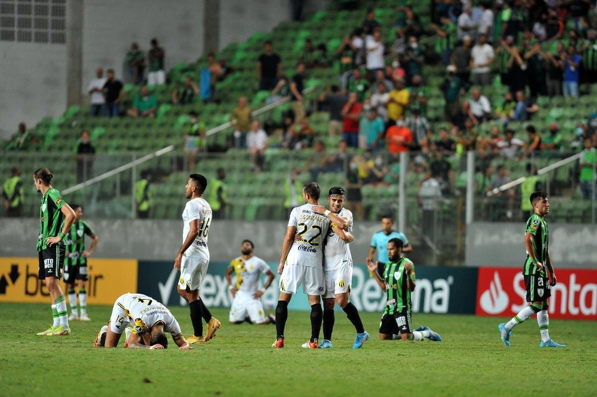Aos 46min da etapa complementar, Josue Colmn fez linda jogada individual e contou com desvio da defesa para dar um 'banho de gua fria' nos mandantes: Guaran 1 a 0.