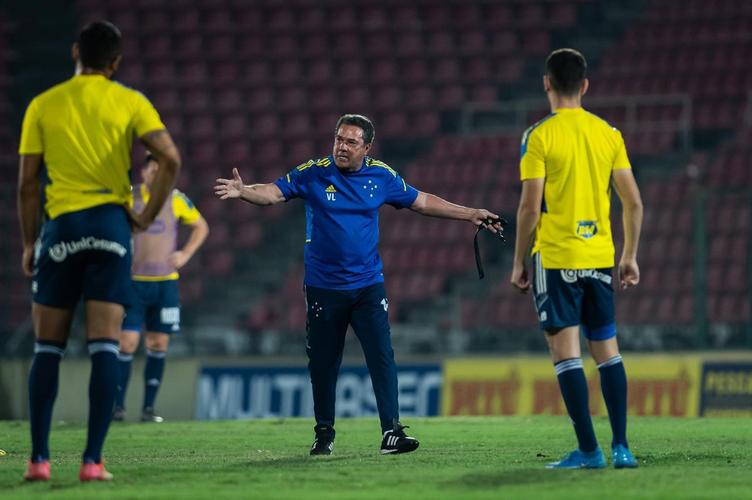 Cruzeiro treinou na Arena do Jacaré, em Sete Lagoas, local do jogo desta quinta, 19h, contra o Operário-PR, pela 24ª rodada da Série B do Brasileiro; veja imagens da atividade comandada pelo técnico Vanderlei Luxemburgo
