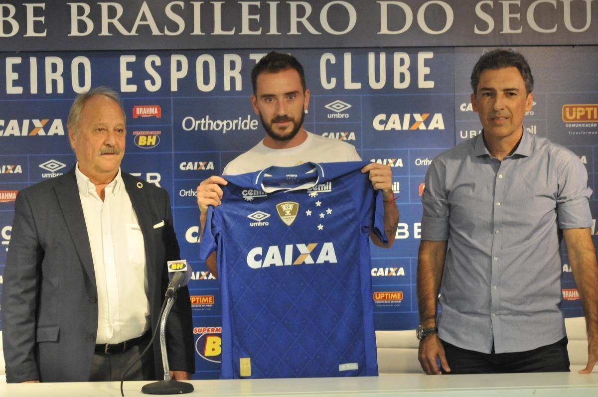 Meia argentino foi apresentado como novo reforo do Cruzeiro nesta quinta-feira (18 de janeiro)