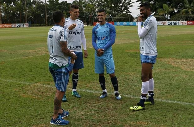 Dudu, que conversa com Egdio, foi revelado pelo Cruzeiro. Volantes Moiss e Thiago Santos tambm passaram pelo futebol mineiro: ambos jogaram no Amrica.