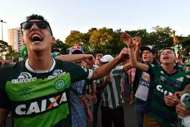Comoo em Chapec pelo desastre areo com a delegao da Chapecoense na Colmbia