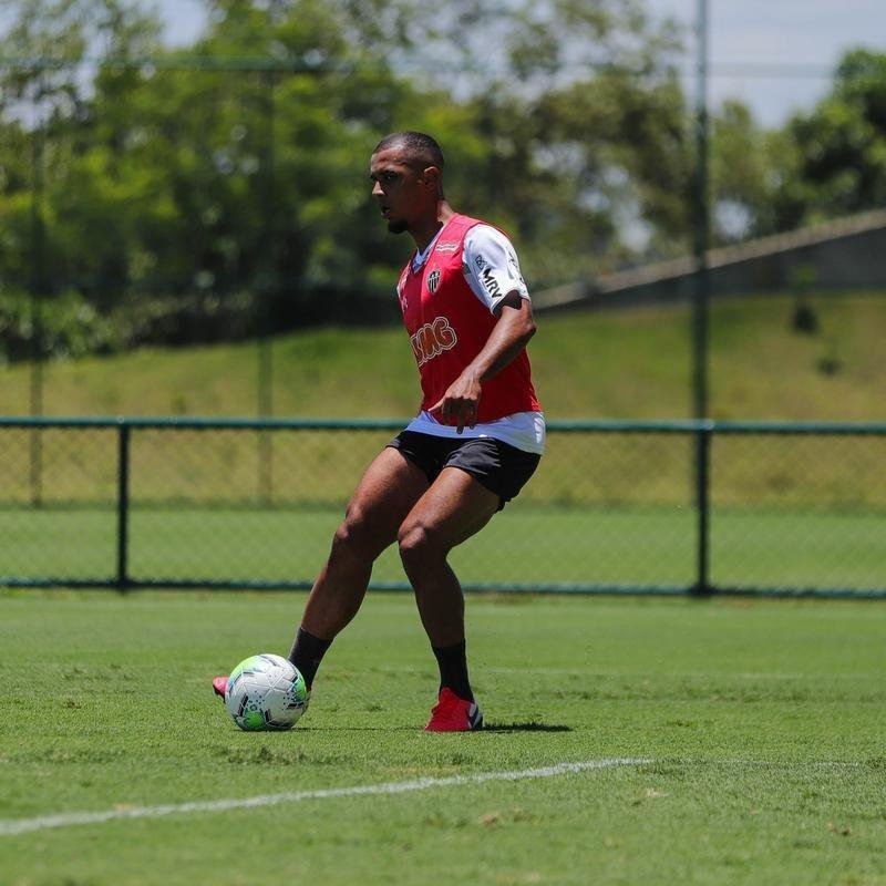 Atlético divulga fotos do novo uniforme de treino