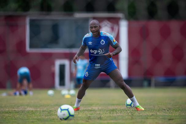 Jogadores do Cruzeiro treinaram nesta terça-feira nas Laranjeiras, estádio do Fluminense, no Rio de Janeiro. Adilson Batista pode promover entradas de Ezequiel e Fred ao time diante do Grêmio, na quinta-feira.