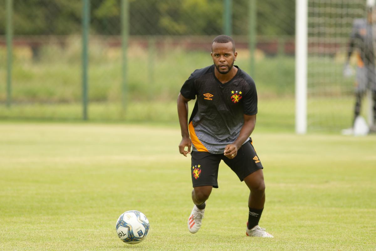 No primeiro trabalho, houve um treinamento tático, que exigia troca de passes e triangulações dos jogadores, com o elenco dividido em grupos de três atletas cada. Em seguida, os jogadores foram divididos em dois grupos no mesmo campo para o trabalho específico por setores de defesa e ataque. De um lado, os zagueiros, laterais e volantes participaram de um treino tático de posicionamento com o auxiliar Daniel Cerqueira. Do outro, os meias e atacantes fizeram um trabalho específico de passe e finalização sob o comando do técnico Daniel Paulista.