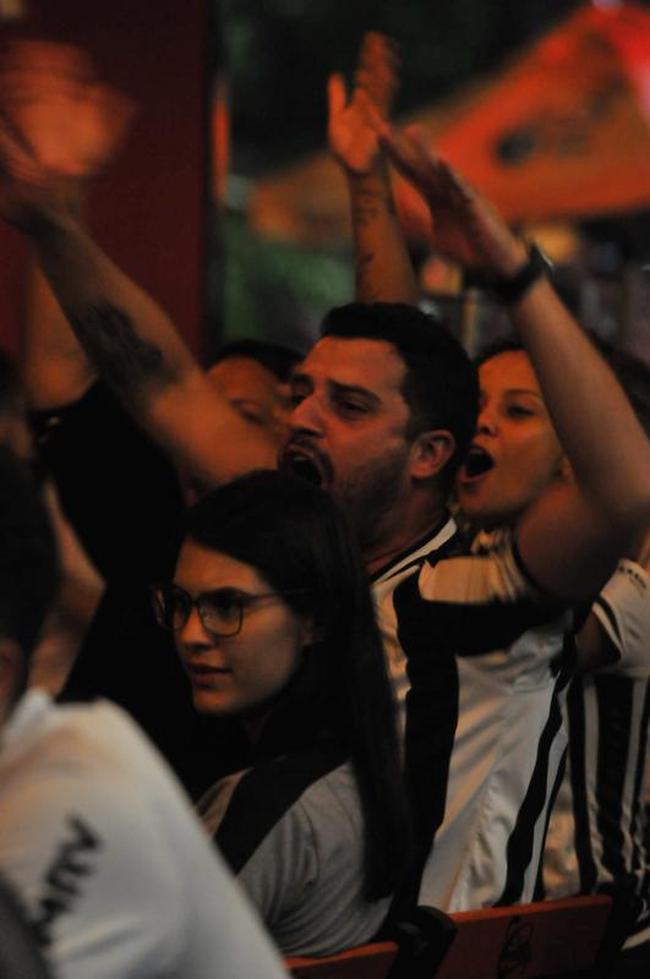 Torcedores do Atlético acompanham a partida contra o Palmeiras em alguns bares de Belo Horizonte