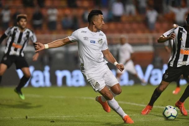 Atlético derrotou Santos por 2 a 1, de virada, com gols de Chará, e avançou às quartas de final da Copa do Brasil