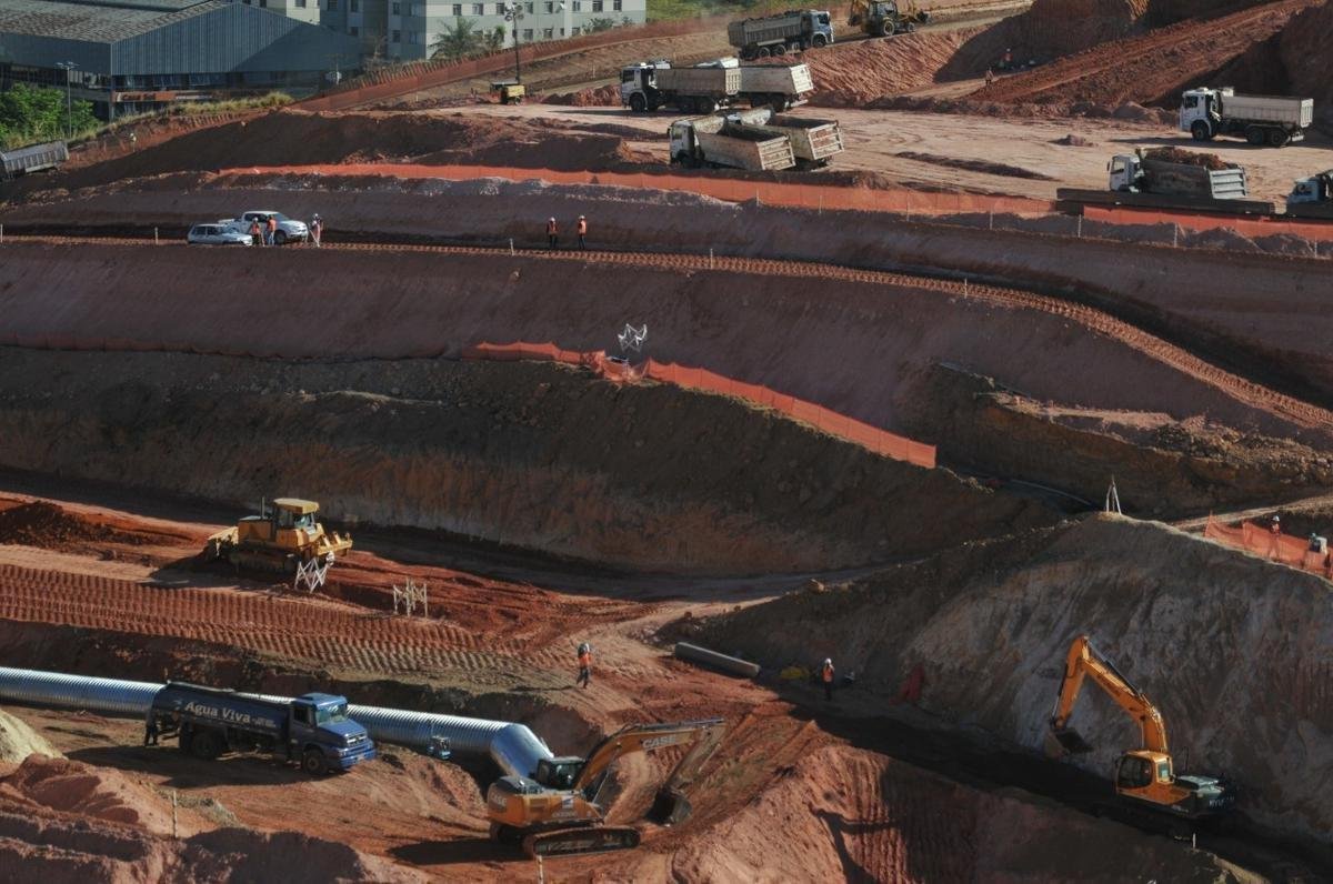 Nesta quarta-feira, a reportagem do Superesportes/Estado de Minas fez mais uma visita ao canteiro de obras da Arena MRV, futuro estdio do Atltico, no bairro Califrnia, em Belo Horizonte. A cada semana, o panorama muda bastante. No momento, a construo est em fase de terraplanagem. A boa notcia neste dia 26 de agosto  que a prefeitura da capital liberou o alvar que autoriza o incio das edificaes. (Alexandre Guzanshe/EM/D. A Press)