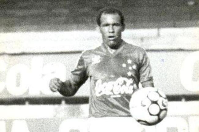 Hamilton, ex-atacante do Cruzeiro, aposta em vitria da equipe celeste por 2 a 1. ''Meu placar no  favorvel ao Cruzeiro s porque sou cruzeirense, mas sim por ser algo histrico, at porque, neste momento, o Cruzeiro est por baixo. O Atltico vai querer massacrar o Cruzeiro e o time vai deixar espaos. Ser uma equipe com excesso de confiana, relaxada e acomodada. Tipo assim, vamos ganhar fcil e, de repente, ver um Cruzeiro superando as dificuldades e um bom time''. O ex-jogador vestiu a camisa da Raposa entre 1986 e 1990, disputou 212 partidas e marcou 73 gols.