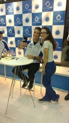 Torcedores do Cruzeiro ganharam autgrafos do volante Hudson e dos meias Thiago Neves e Robinho