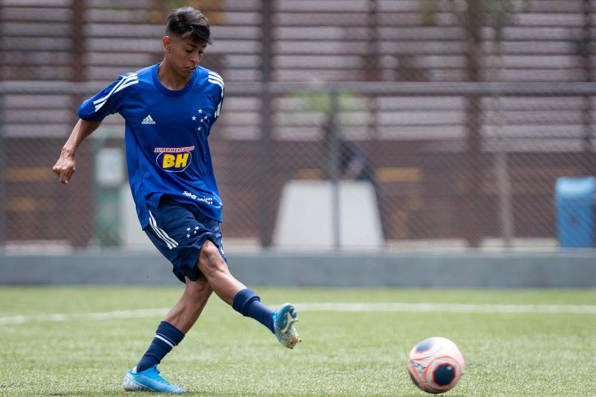 Equipe sub-20 do Cruzeiro treinou com novas camisas em preparação para a Copa São Paulo