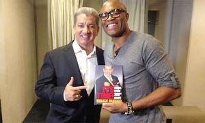Locutor oficial do UFC, Bruce Buffer se encontrou com Anderson Silva nesta sexta-feira, antes da gravação do programa Altas Horas, da TV Globo. No Brasil para o UFC 163, no Rio de Janeiro, o announcer presenteou Spider com sua autobiografia, 'It's Time. Minha Visão de 360 Graus do UFC'. O lutador brasileiro aprovou o presente e publicou a foto do encontro em sua conta no Twitter.