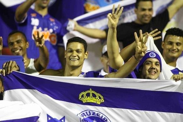 Torcida do Cruzeiro dentro do Barrado, jogo que marcou o tricampeonato brasileiro
