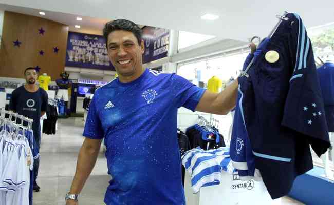 Torcedor do Cruzeiro compra materiais do clube na loja do bairro Barro Preto, em Belo Horizonte