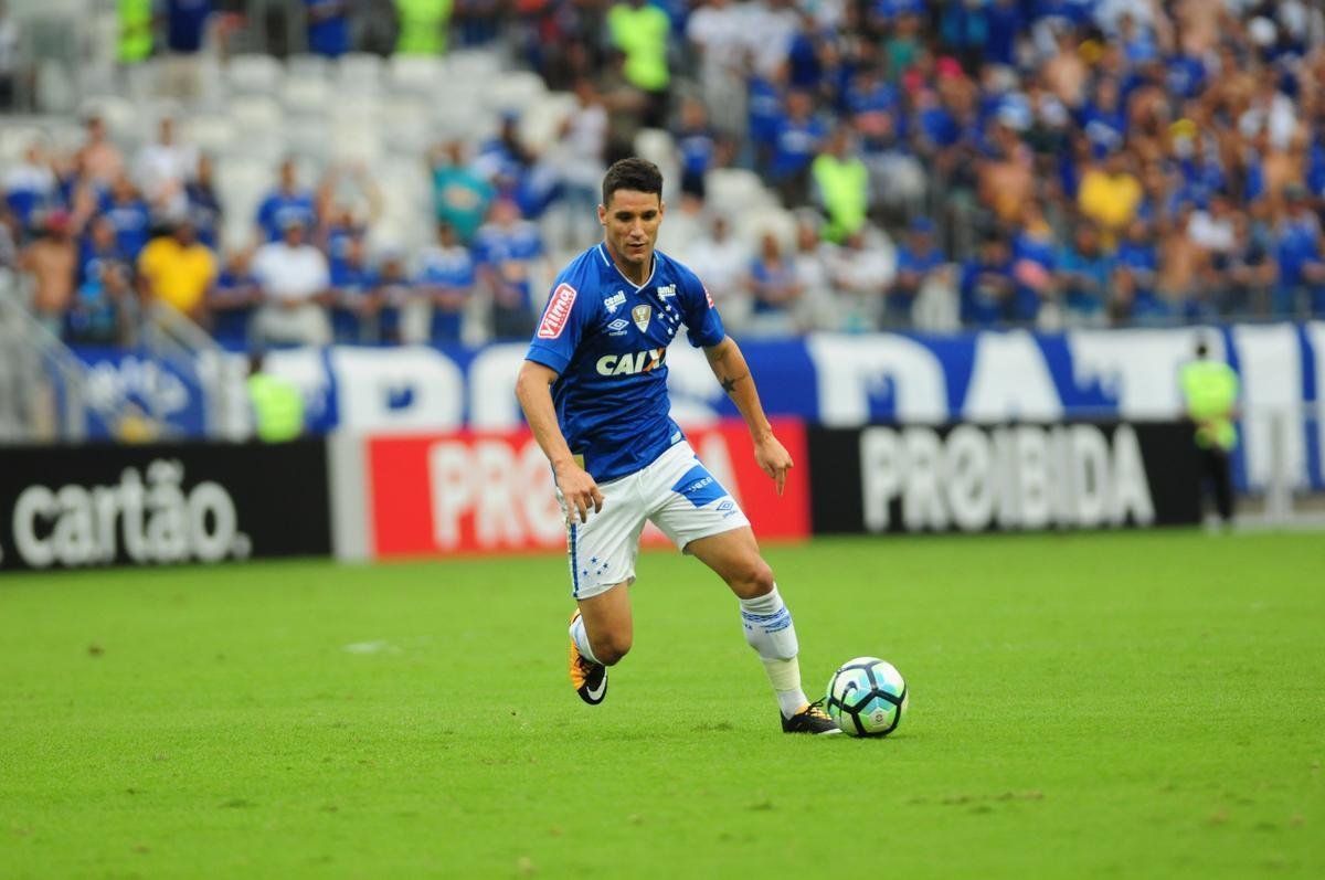 Thiago Neves (meia) - correspondeu ao status de grande contratao do Cruzeiro em 2017. Nos 57 jogos disputados, marcou 17 gols e deu 14 assistncias. Foi artilheiro do time no Campeonato Brasileiro, com 11 gols, e maior garom na Copa do Brasil, com seis assistncias. Thiago tem vnculo em vigor at dezembro de 2019.