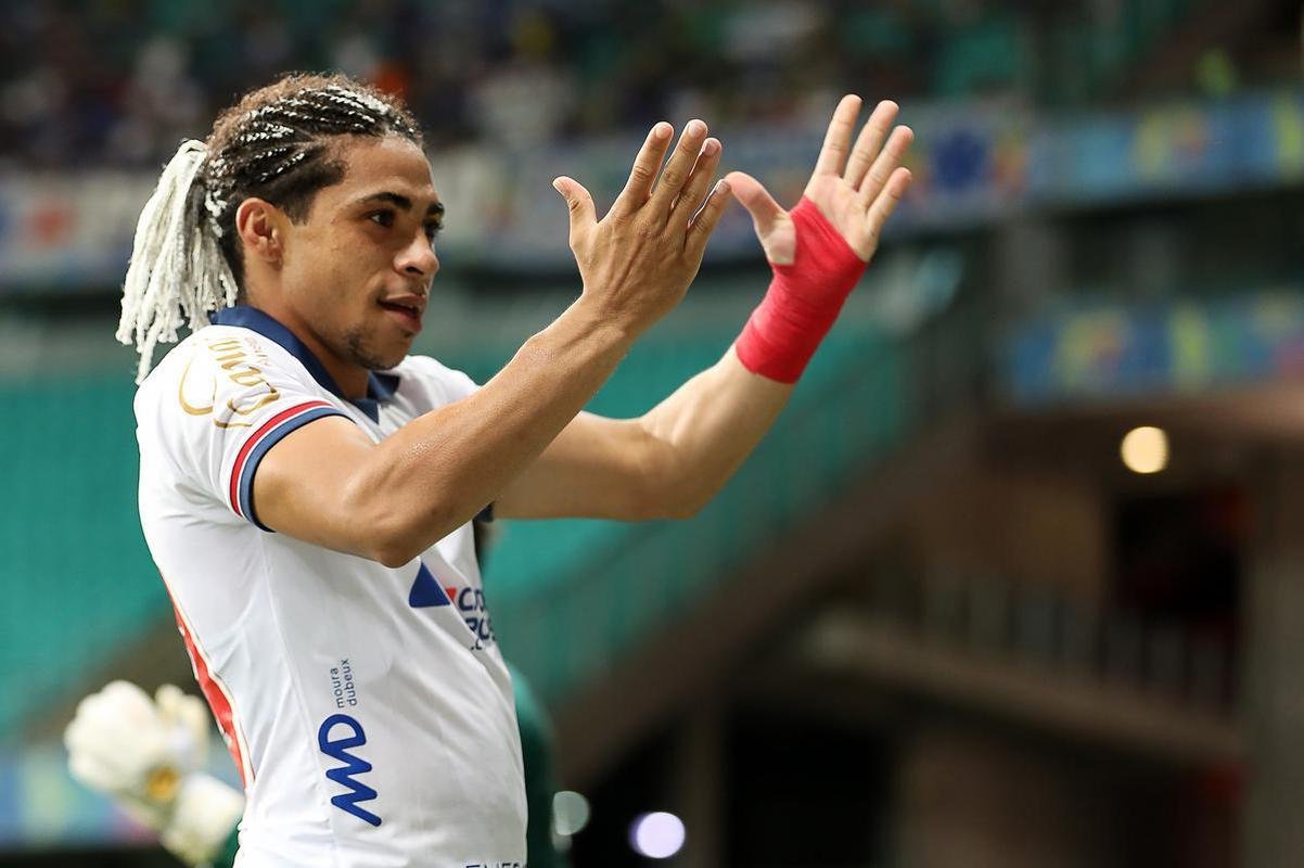 Vitor Jacar marcou dois gols e deu a vitria ao Bahia sobre o Cruzeiro, na Fonte Nova, em Salvador, pela primeira rodada da Srie B