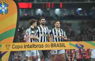Atlético ergue a taça e festeja bi da Copa do Brasil