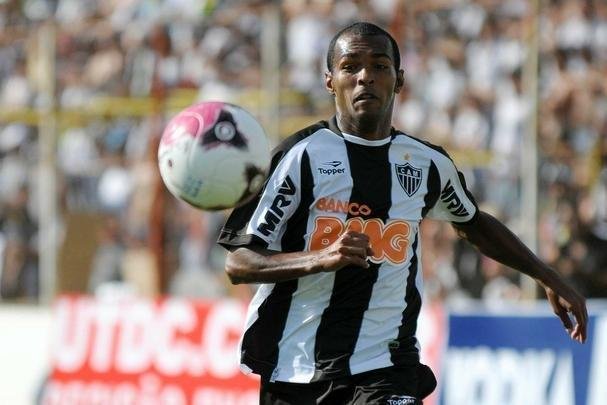 Richarlyson - Contratado em 2011, o volante jogou como lateral-esquerdo em algumas oportunidades em 2011, 2012 e 2013, quando era o titular da posição na disputa da Copa Libertadores, conquistada pelo clube