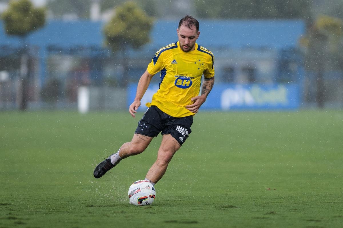 O atacante Bruno Jos, do Cruzeiro, venceu Ramirez, do Amrica: 68% a 32%